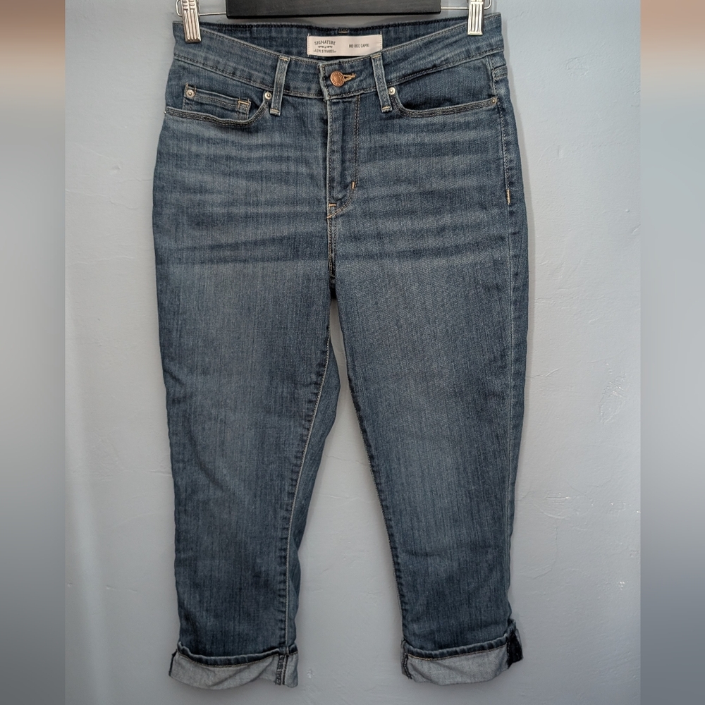 🫰🏼 Signature by Levi Strauss Women's Capri Jeans in Classic Blue